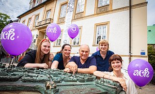 Mit Luftballons mit dem Motto der neuen Spielzeit laden Orgateam und Doppelintendanz, v.l. Louisa von Scheve, Nora von Linden, Michael Heicks, Charlotte Höpker und Nadja Loschky, zum großen Familienfest im und am TAM ein. - Mike-Dennis Müller / www.mdm.photo Mit Luftballons mit dem Motto der neuen Spielzeit laden Orgateam und Doppelintendanz, v.l. Louisa von Scheve, Nora von Linden, Michael Heicks, Charlotte Höpker und Nadja Loschky, zum großen Familienfest im und am TAM ein. - Mike-Dennis Müller / www.mdm.photo