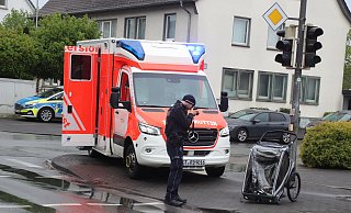 An der Bahnhofstraße, direkt vor der Polizeiwache, missachtet eine Autofahrerin die grüne Fußgängerampel. - Sigurd Gringel An der Bahnhofstraße, direkt vor der Polizeiwache, missachtet eine Autofahrerin die grüne Fußgängerampel. - Sigurd Gringel