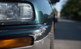 Am Stoßfänger eines geparkten Pkw sind Spuren eines Unfalls zu sehen. Nun reicht es nicht, einen Zettel am beschädigten Auto zu hinterlassen und wegzufahren. Das wäre Unfallflucht. - Arno Burgi/dpa Am Stoßfänger eines geparkten Pkw sind Spuren eines Unfalls zu sehen. Nun reicht es nicht, einen Zettel am beschädigten Auto zu hinterlassen und wegzufahren. Das wäre Unfallflucht. - Arno Burgi/dpa