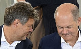 Beraten über Entlastungen: Kanzler Olaf Scholz (r.) und Bundeswirtschaftsminister Robert Habeck bei der Klausur des Bundeskabinetts am Dienstag auf Schloß Meseberg. - AFP or licensors Beraten über Entlastungen: Kanzler Olaf Scholz (r.) und Bundeswirtschaftsminister Robert Habeck bei der Klausur des Bundeskabinetts am Dienstag auf Schloß Meseberg. - AFP or licensors