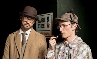 Friedrich Strohmer als Sherlock (r.) und Maik Hunnefeld als Watson ermitteln auf der Freilichtbühne Bökendorf. - Freilichtbühne Bökendorf Friedrich Strohmer als Sherlock (r.) und Maik Hunnefeld als Watson ermitteln auf der Freilichtbühne Bökendorf. - Freilichtbühne Bökendorf