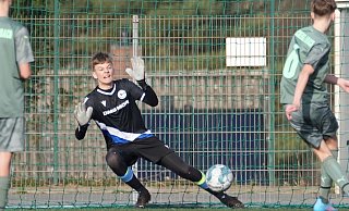 Arminias U-15-Keeper Aron Hermann wehrt einen Strafstoß der Gladbacher ab. Gegen den Nachschuss ist er machtlos. Foto: Unger - Peter Unger Arminias U-15-Keeper Aron Hermann wehrt einen Strafstoß der Gladbacher ab. Gegen den Nachschuss ist er machtlos. Foto: Unger - Peter Unger