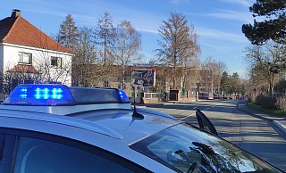 Auch nachdem der Eindringling bereits festgenommen war, blieb die Brenkhäuser Straße auf Höhe der General-Weber-Kaserne in Höxter noch lange gesperrt. - Svenja Ludwig Auch nachdem der Eindringling bereits festgenommen war, blieb die Brenkhäuser Straße auf Höhe der General-Weber-Kaserne in Höxter noch lange gesperrt. - Svenja Ludwig