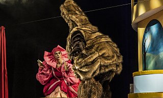 Prinzessin Henriette (gespielt von Katharina Otte) wird in dem Märchen „In einem tiefen, dunklen Wald“ von einem Ungeheuer entführt. Das Stück wird ab dem 1. Dezember am Landestheater in Detmold aufgeführt. - Jochen Quast Prinzessin Henriette (gespielt von Katharina Otte) wird in dem Märchen „In einem tiefen, dunklen Wald“ von einem Ungeheuer entführt. Das Stück wird ab dem 1. Dezember am Landestheater in Detmold aufgeführt. - Jochen Quast