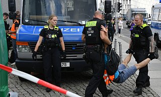Berliner Polizeibeamte müssen einen Aktivisten der "Letzten Generation" wegtragen, der die Straße blockierte. - dpa Berliner Polizeibeamte müssen einen Aktivisten der "Letzten Generation" wegtragen, der die Straße blockierte. - dpa