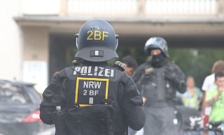 Bei einer Anti-Polizei-Demo in Herford waren zahlreiche Einsatzkräfte vor Ort. - NW Bei einer Anti-Polizei-Demo in Herford waren zahlreiche Einsatzkräfte vor Ort. - NW
