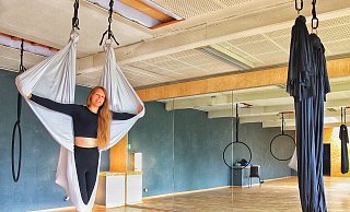 Fledermaus heißt diese Übung, die Marie Schöttmer ihren Teilnehmern beim Aerial Yoga beibringen wird. - Heidi Froreich Fledermaus heißt diese Übung, die Marie Schöttmer ihren Teilnehmern beim Aerial Yoga beibringen wird. - Heidi Froreich