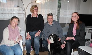 Claudia und Bertram Wiesrecker (Mitte) steht im ständigen Kontakt mit der Stadt Verl. Vera Dultmeyer (l.) und Berit Rürup vom Fachbereich Jugend stehen der Pflegefamilie zur Seite. - Andreas Berenbrinker Claudia und Bertram Wiesrecker (Mitte) steht im ständigen Kontakt mit der Stadt Verl. Vera Dultmeyer (l.) und Berit Rürup vom Fachbereich Jugend stehen der Pflegefamilie zur Seite. - Andreas Berenbrinker