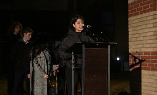 Mursal Wardak verliest die Namen der getöteten Paderborner Jüdinnen und Juden am Platz der Alten Synagoge - Jessica Eberle Mursal Wardak verliest die Namen der getöteten Paderborner Jüdinnen und Juden am Platz der Alten Synagoge - Jessica Eberle