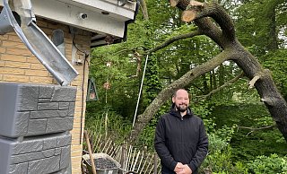 Tom Brinkmann-Clasberg steht auf seiner Terrasse - in der Luft hängt der Rest des Siel-Baumes, der nun von einer Fachfirma beseitigt wurde. - Nicole Sielermann Tom Brinkmann-Clasberg steht auf seiner Terrasse - in der Luft hängt der Rest des Siel-Baumes, der nun von einer Fachfirma beseitigt wurde. - Nicole Sielermann