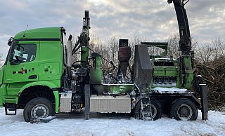 Die Häckselmaschine auf dem Lkw-Fahrgestell hatte Feuer gefangen. Auf dem Gelände sammelt die Stadt unter anderem das Holz für das Heizkraftwerk am Schützenplatz. - Feuerwehr Warburg Die Häckselmaschine auf dem Lkw-Fahrgestell hatte Feuer gefangen. Auf dem Gelände sammelt die Stadt unter anderem das Holz für das Heizkraftwerk am Schützenplatz. - Feuerwehr Warburg