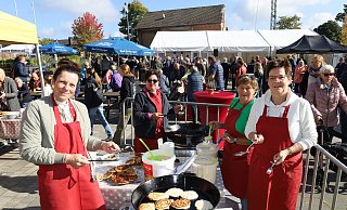 Sandra Lamprecht, Annegret Relard, Lydia Lummer und Bernhardine Sasse übernahmen die erste Schicht zum Püfferkes-Backen an zwei riesigen Pfannen. - Regina Brucksch Sandra Lamprecht, Annegret Relard, Lydia Lummer und Bernhardine Sasse übernahmen die erste Schicht zum Püfferkes-Backen an zwei riesigen Pfannen. - Regina Brucksch