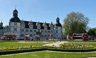 Bei bestem Wetter lockt der Schlosssommer viele Besucherinnen und Besucher auf das historische Areal im Paderborner Schloss- und Auenpark in Schloß Neuhaus. - Dana Stoll Bei bestem Wetter lockt der Schlosssommer viele Besucherinnen und Besucher auf das historische Areal im Paderborner Schloss- und Auenpark in Schloß Neuhaus. - Dana Stoll