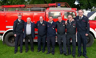 Arm in Arm vor dem Oldtimer: (v. l.) Bernd Lüke, Heinrich Rebbe, Alexander Ditz, Michael Hoppe, Franco Cali, Michael Koch und Lukas Plöger. - Ralph Meyer Arm in Arm vor dem Oldtimer: (v. l.) Bernd Lüke, Heinrich Rebbe, Alexander Ditz, Michael Hoppe, Franco Cali, Michael Koch und Lukas Plöger. - Ralph Meyer