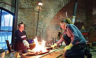 In der Glashütte in Gernheim haben Elisabeth Brosterhus und Burkhard Meyer viele ihrer Werke für die Höxteraner Landesgartenschau entstehen lassen – mit heißem Glas. - Brosterhus + Meyer In der Glashütte in Gernheim haben Elisabeth Brosterhus und Burkhard Meyer viele ihrer Werke für die Höxteraner Landesgartenschau entstehen lassen – mit heißem Glas. - Brosterhus + Meyer