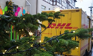 Wer Briefe und Pakete zu Weihnachten verschicken will, sollte nicht zu lange warten. Durch Krankheitsausfälle kommt es zu Verzögerungen. - picture alliance / Fotostand Wer Briefe und Pakete zu Weihnachten verschicken will, sollte nicht zu lange warten. Durch Krankheitsausfälle kommt es zu Verzögerungen. - picture alliance / Fotostand