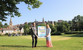 Auf dem Kälken vor der Südansicht der Stadt werben Bürgermeister Tobias Scherf und Eventmanagerin Kristina Imhoff für das Event am Wochenende. - Stadt Auf dem Kälken vor der Südansicht der Stadt werben Bürgermeister Tobias Scherf und Eventmanagerin Kristina Imhoff für das Event am Wochenende. - Stadt