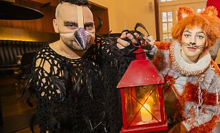 Rabe Jakob Krakel und Katze Maurizio di Mauro sind mit von der Partie. - Sarah Jonek Rabe Jakob Krakel und Katze Maurizio di Mauro sind mit von der Partie. - Sarah Jonek