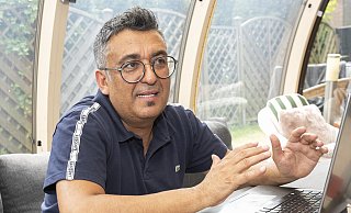 "Ja, es sind viele Kinder und Jugendliche mit Migrationshintergrund unter den Schulabbrechern", sagt der promovierte Erziehungswissenschaftler Mahmut Koyun (50). Er kam selbst als 13-jähriges jesidisches Flüchtlingskind aus der Türkei nach Bielefeld. - © Jörg Dieckmann - www. dieckmann-fotodesign.de "Ja, es sind viele Kinder und Jugendliche mit Migrationshintergrund unter den Schulabbrechern", sagt der promovierte Erziehungswissenschaftler Mahmut Koyun (50). Er kam selbst als 13-jähriges jesidisches Flüchtlingskind aus der Türkei nach Bielefeld. - © Jörg Dieckmann - www. dieckmann-fotodesign.de