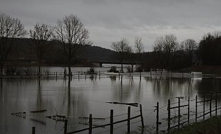 Die Diemel bei Germete in den Tagen nach dem Weihnachtsfest. Im Hintergrund ist die Brücke der B252 über den Fluss zu sehen. - Dieter Scholz Die Diemel bei Germete in den Tagen nach dem Weihnachtsfest. Im Hintergrund ist die Brücke der B252 über den Fluss zu sehen. - Dieter Scholz