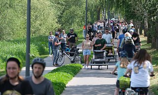 Auf dem Rad- und Fußweg an der Weser zum ehemaligen Amanda-Anleger tummelten sich die Bollerwagen-Ausflügler. - Ulf Hanke Auf dem Rad- und Fußweg an der Weser zum ehemaligen Amanda-Anleger tummelten sich die Bollerwagen-Ausflügler. - Ulf Hanke