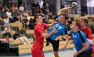 Das Rückspiel zwischen der TSG Altenhagen-Heepen II und der HDG EGB – hier setzt sich EGBs Paul Haje gegen den TSGer Jannick Osha (l.) durch – ist ungewiss. - Uwe Kleinschmidt Das Rückspiel zwischen der TSG Altenhagen-Heepen II und der HDG EGB – hier setzt sich EGBs Paul Haje gegen den TSGer Jannick Osha (l.) durch – ist ungewiss. - Uwe Kleinschmidt
