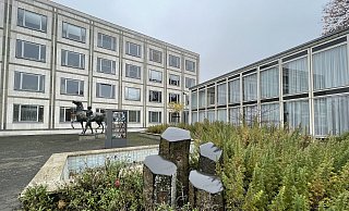Personen, die im Dienste einer Kommune stehen, können nicht gleichzeitig in politischen Gremien dieser Kommune tätig sein, besagt die Gemeindeordnung. Ob diese Regel ganz starr auszulegen ist, muss nun das Rechtsamt klären. - Susanne Lahr Personen, die im Dienste einer Kommune stehen, können nicht gleichzeitig in politischen Gremien dieser Kommune tätig sein, besagt die Gemeindeordnung. Ob diese Regel ganz starr auszulegen ist, muss nun das Rechtsamt klären. - Susanne Lahr