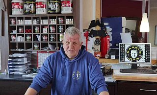 Inhaber Hans-Jürgen Thiel am Tresen seines Fitnessstudios vor der Zerstörung. - Thiel Inhaber Hans-Jürgen Thiel am Tresen seines Fitnessstudios vor der Zerstörung. - Thiel