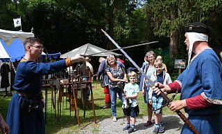 Im vergangenen Jahr fand der Mittelaltermarkt zum ersten Mal statt. Damals zeigten Alexander Thom (l.) und Burkhardt Hildebrandt (r.) zeigen Henry, Joschua und Sigrid Hellmich und Manu Bruns (Hintergrund), wie im Mittelalter mit Schwertern gekämpft wurde. Archivfotos: Louisa Kohnert - Louisa Kohnert Im vergangenen Jahr fand der Mittelaltermarkt zum ersten Mal statt. Damals zeigten Alexander Thom (l.) und Burkhardt Hildebrandt (r.) zeigen Henry, Joschua und Sigrid Hellmich und Manu Bruns (Hintergrund), wie im Mittelalter mit Schwertern gekämpft wurde. Archivfotos: Louisa Kohnert - Louisa Kohnert
