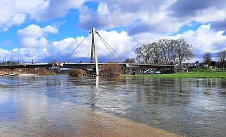 Nasse Pfeiler hat die Weserbrücke bereits. Die Arbeiten laufen auf Hochtouren. - David Schellenberg Nasse Pfeiler hat die Weserbrücke bereits. Die Arbeiten laufen auf Hochtouren. - David Schellenberg