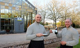 Die Geschäftspartner Orhan Bro (v.l.) und Dimitrij Nikulicev betreiben den Bio-Provinzladen in der Innenstadt und seit 2020 das Bio-Provinz-Café. Durch eine strukturierte Arbeitsaufteilung sei das Pensum gut zu schaffen, sagen sie. - Anastasia von Fugler Die Geschäftspartner Orhan Bro (v.l.) und Dimitrij Nikulicev betreiben den Bio-Provinzladen in der Innenstadt und seit 2020 das Bio-Provinz-Café. Durch eine strukturierte Arbeitsaufteilung sei das Pensum gut zu schaffen, sagen sie. - Anastasia von Fugler