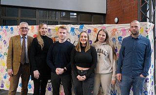 Stolz auf ihre Zusammenarbeit sind Schulleiter Matthias Groß (v.l.), Katja Werth, Schülersprecher Jan Brauner, Lucia Brunel Miceli, Maja Wessel und Ralf Spitzbarth. - Jule Barmwater Stolz auf ihre Zusammenarbeit sind Schulleiter Matthias Groß (v.l.), Katja Werth, Schülersprecher Jan Brauner, Lucia Brunel Miceli, Maja Wessel und Ralf Spitzbarth. - Jule Barmwater