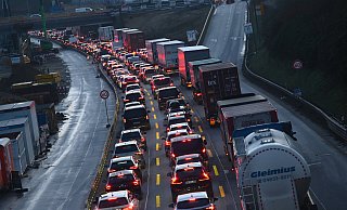 Durch den Unfall staute sich der Verkehr auf der A33 im Kreis Gütersloh. - Symbolbild dpa Durch den Unfall staute sich der Verkehr auf der A33 im Kreis Gütersloh. - Symbolbild dpa