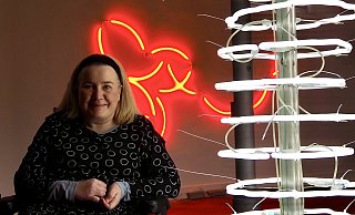 Andrea Brockmann, Kuratorin der Ausstellung und Leiterin der Städtischen Galerien und Museen der Stadt Paderborn, neben der Installation "Pflaumenallee" von Ulrich Möckel. - Phyllis Frieling Andrea Brockmann, Kuratorin der Ausstellung und Leiterin der Städtischen Galerien und Museen der Stadt Paderborn, neben der Installation "Pflaumenallee" von Ulrich Möckel. - Phyllis Frieling
