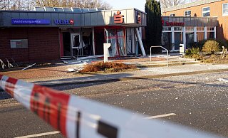 Kriminelle haben den Geldautomaten der Sparkassen-Filiale in Bruchmühlen gesprengt. - Niklas Krämer Kriminelle haben den Geldautomaten der Sparkassen-Filiale in Bruchmühlen gesprengt. - Niklas Krämer