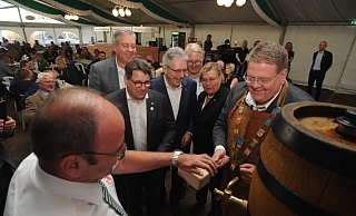 "O'zapft is": Beobachtet von Brauerei-Chef Christoph Barre und den Bundestagsabgeordneten Oliver Vogt (CDU), Achim Post (SPD) und Frank Schäffler (FDP) stach Stemwedes Bürgermeister Anfang Oktober 2023 beim ersten Stemweder Markt zum Marktauftakt ein Fass Freibier an. - Joern Spreen-Ledebur "O'zapft is": Beobachtet von Brauerei-Chef Christoph Barre und den Bundestagsabgeordneten Oliver Vogt (CDU), Achim Post (SPD) und Frank Schäffler (FDP) stach Stemwedes Bürgermeister Anfang Oktober 2023 beim ersten Stemweder Markt zum Marktauftakt ein Fass Freibier an. - Joern Spreen-Ledebur