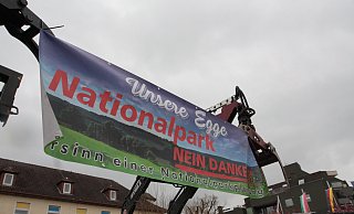 Schon im April formierte sich öffentlicher Protest gegen den Nationalpark. Dazu zählten vor allem Vertreter der Land- und Forstwirtschaft, wie hier seinerzeit vor dem Rathaus in Bad Lippspringe. Unter dem Titel „Unsere Egge“ hat sich kürzlich auch ein Verein gegründet, der das Vorhaben ablehnt. - Uwe Müller (Archiv) Schon im April formierte sich öffentlicher Protest gegen den Nationalpark. Dazu zählten vor allem Vertreter der Land- und Forstwirtschaft, wie hier seinerzeit vor dem Rathaus in Bad Lippspringe. Unter dem Titel „Unsere Egge“ hat sich kürzlich auch ein Verein gegründet, der das Vorhaben ablehnt. - Uwe Müller (Archiv)
