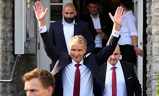 Björn Höcke (AfD, Mitte), Partei- und Fraktionsvorsitzender der AfD in Thüringen und Spitzenkandidat, verlässt am Sonntag die Wahlparty der AfD. - Daniel Vogl Björn Höcke (AfD, Mitte), Partei- und Fraktionsvorsitzender der AfD in Thüringen und Spitzenkandidat, verlässt am Sonntag die Wahlparty der AfD. - Daniel Vogl