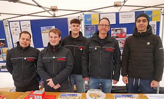 Am Stand der Feuerwehr Bad Lippspringe gab es reichlich info-Material zum Krieg in der Ukraine und den verheerenden Folgen. - Klaus Karenfeld Am Stand der Feuerwehr Bad Lippspringe gab es reichlich info-Material zum Krieg in der Ukraine und den verheerenden Folgen. - Klaus Karenfeld