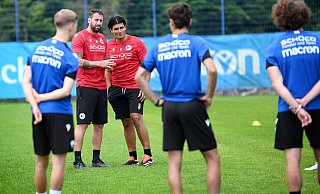 Mitch Kniat (l.) und sein Trainerteam begrüßen die Armina-Profis zur ersten Einheit nach der Sommerpause. - Barbara Franke Mitch Kniat (l.) und sein Trainerteam begrüßen die Armina-Profis zur ersten Einheit nach der Sommerpause. - Barbara Franke
