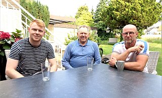 Familienbande: Philipp (v. l.), Kurt und Heiko Holtmann geben dem Handball-Drittligisten TuS Spenge auf eine ganz besondere Weise ein Gesicht. - Dirk Kröger Familienbande: Philipp (v. l.), Kurt und Heiko Holtmann geben dem Handball-Drittligisten TuS Spenge auf eine ganz besondere Weise ein Gesicht. - Dirk Kröger
