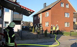 Die Feuerwehr rückte zu einem Einsatz in einem Mehrfamilienhaus in Gütersloh aus. Eine Person muss ins Krankenhaus. - Thorsten Heß Die Feuerwehr rückte zu einem Einsatz in einem Mehrfamilienhaus in Gütersloh aus. Eine Person muss ins Krankenhaus. - Thorsten Heß