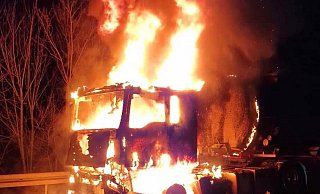 Das Fahrzeug brennt beim Eintreffen der Löschkräfte lichterloh. - FW Diemelstadt Das Fahrzeug brennt beim Eintreffen der Löschkräfte lichterloh. - FW Diemelstadt