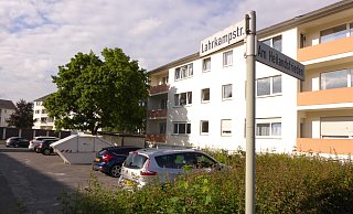 Auch die Lahrkampstraße in Sennelager gehört zum Sanierungsgebiet. (Archivfoto) - Hans-Hermann Igges Auch die Lahrkampstraße in Sennelager gehört zum Sanierungsgebiet. (Archivfoto) - Hans-Hermann Igges