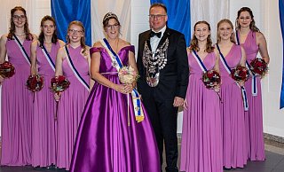 Die Majestäten Peter Riepe und Karin Latzel - sie genauso wie ihre Hofdamen in einem Traum von Flieder. - Schützen Die Majestäten Peter Riepe und Karin Latzel - sie genauso wie ihre Hofdamen in einem Traum von Flieder. - Schützen