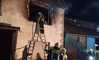 Insgesamt 120 Feuerwehreinsatzkräfte waren am vorletzten Tag des Jahres zur Brandbekämpfung in Natingen. - Freiwillige Feuerwehr Borgentreich Insgesamt 120 Feuerwehreinsatzkräfte waren am vorletzten Tag des Jahres zur Brandbekämpfung in Natingen. - Freiwillige Feuerwehr Borgentreich