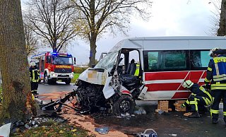 Während der Bergungsarbeiten blieb die Landstraße 636 zwischen Fürstenberg und Haaren voll gesperrt. - Feuerwehr Während der Bergungsarbeiten blieb die Landstraße 636 zwischen Fürstenberg und Haaren voll gesperrt. - Feuerwehr