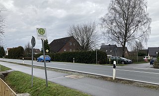 Schulkinder müssen jeden Tag über die B61, um zu ihrer Schulbushaltestelle zu gelangen. In der dunklen Jahreszeit sind sie dabei für Autofahrer nicht zu sehen. - Corina Lass Schulkinder müssen jeden Tag über die B61, um zu ihrer Schulbushaltestelle zu gelangen. In der dunklen Jahreszeit sind sie dabei für Autofahrer nicht zu sehen. - Corina Lass