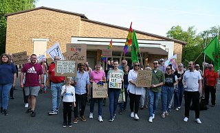 Die Demo-Teilnehmer vor der Stadthalle in Büren. Zu einer Begegnung mit der AfD kam es nicht, denn die bevorzugte den Hintereingang. - Johannes Büttner Die Demo-Teilnehmer vor der Stadthalle in Büren. Zu einer Begegnung mit der AfD kam es nicht, denn die bevorzugte den Hintereingang. - Johannes Büttner