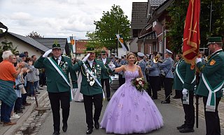 Oberst Michael Kemper geleitet sein Königspaar Benedikt und Manuela Wieners in Atteln entlang der angetretenen Schützen. - Anja Ebner Oberst Michael Kemper geleitet sein Königspaar Benedikt und Manuela Wieners in Atteln entlang der angetretenen Schützen. - Anja Ebner